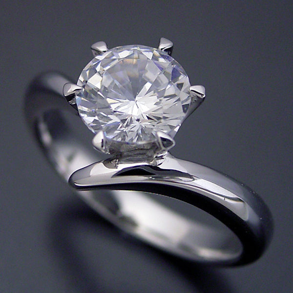 大粒ダイヤモンドを使う婚約指輪は爪留めが良いと思う理由