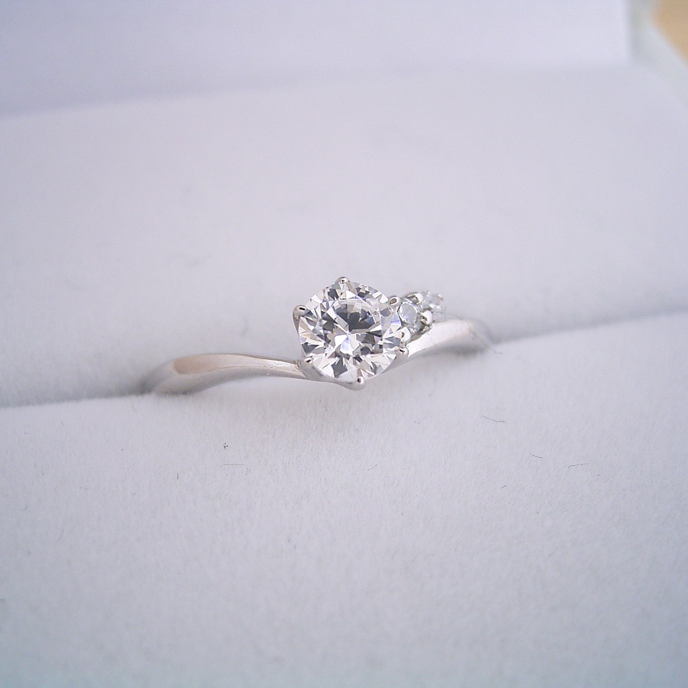 結構前から出来ていた新しい指輪がやっと登場しました！「２つのサイドメレダイヤが凄く可愛い、ずっと作りたかった婚約指輪」