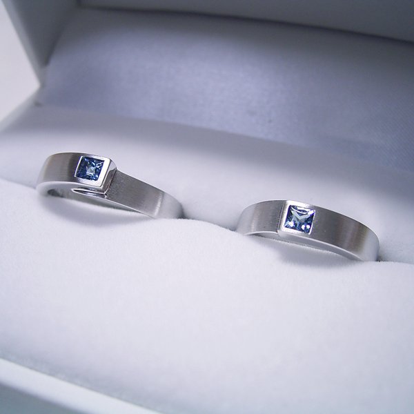 プリンセスカットの指輪。実はボクの結婚指輪もプリンセスカットダイヤモンドが入ってます。