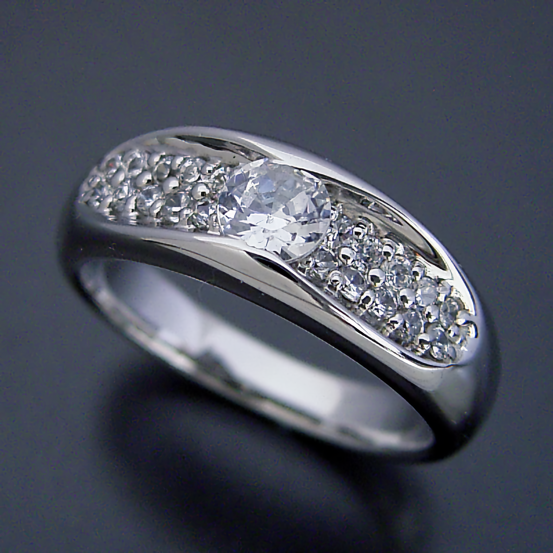 ブリリアントジュエリーに婚約指輪を購入したお客様の声を追加しました。